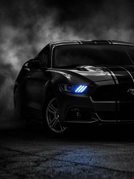Dunkler Ford Mustang mit auffälligen blauen Akzenten