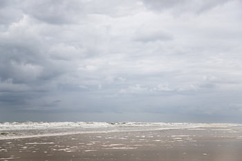 Wolken en strand op schiermonnikoog