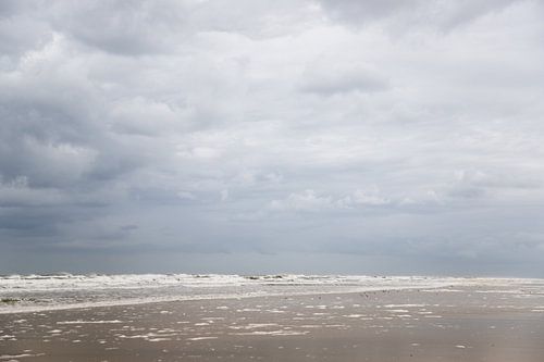 Wolken en strand op schiermonnikoog