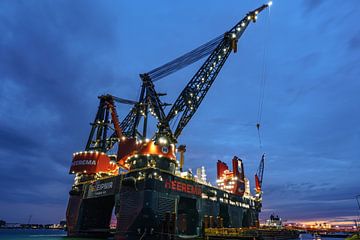 De Sleipnir, 's werelds grootste kraanschip. van Jaap van den Berg
