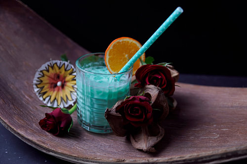 Rum ontmoet banaan Curaçao kokosnoot. Heerlijke en fruitige cocktails geserveerd in een glas