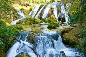 De watervallen van Chutes de Caramy in de Provence Verte van Tanja Voigt