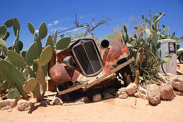 Oude verroeste en verlaten oldtimer autowrak in het zand karakteristiek vintage van Bobsphotography
