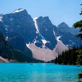 Moraine Lake in Banff National Park, Canada van Anita Hermans