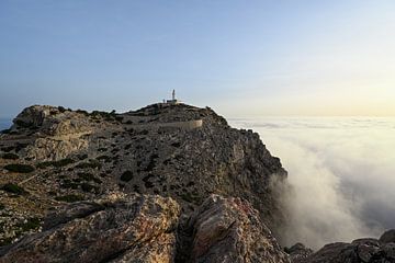 Cap Formentor in de ochtendmist - Prachtig Mallorca van Rolf Schnepp