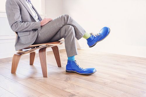 Homme avec des chaussures de clown