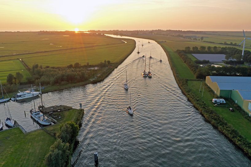 Luchtfoto van zeilboten in het friese landschap bij zonsondergang van Eye on You
