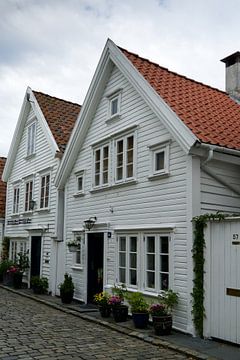 Witte huizen in de oude stad Gamle Stavanger van Anja B. Schäfer