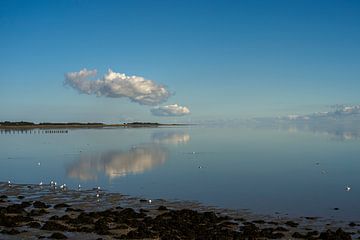 Kleine Wolke über dem Wattenmeer von Greetje van Son