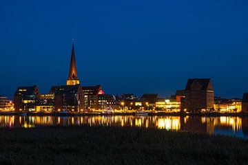 Uitzicht over de Warnow rivier naar de Hanzestad Rostock bij het Blauwe Uur