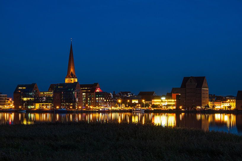 Vue sur la rivière Warnow jusqu'à la ville hanséatique de Rostock à l'heure bleue par Rico Ködder