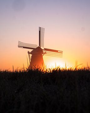 Mühle im Nebel mit der aufgehenden Sonne