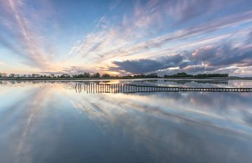 Zonsondergang Woudbloem  (Groningen - Nederland) van Marcel Kerdijk