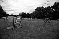 Des chaises dans le vent