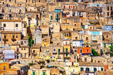 Kleurrijk stadsgezicht op Modica op Sicilië, Italië. van Ron van der Stappen