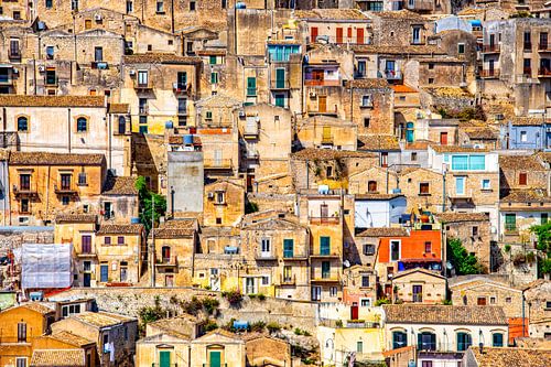 Kleurrijk stadsgezicht op Modica op Sicilië, Italië.