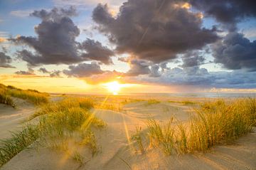 Texel zonsondergang op het strand met zandduinen op de voorgrond