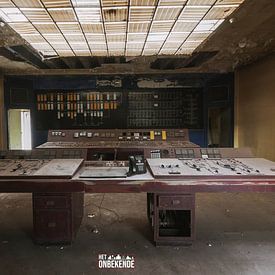 Controle kamer van een verlaten fabriek. van Het Onbekende
