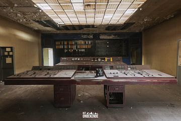 Controle kamer van een verlaten fabriek. van Het Onbekende