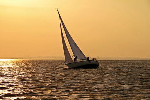 Zeilen op het IJsselmeer bij zonsondergang