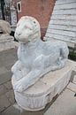 Oud Romeins beeld van leeuw voor het arsenaal in Venetië, Italië van Joost Adriaanse thumbnail