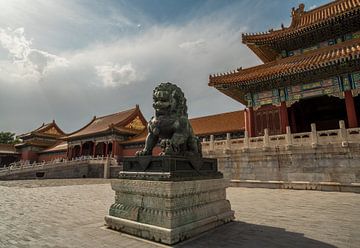Le lion du temple chinois garde la Cité interdite sur Paul Oosterlaak