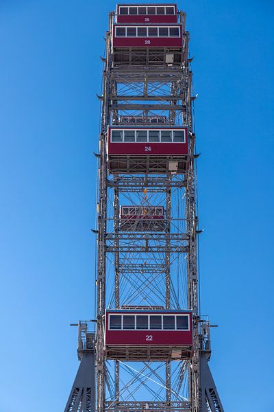 Het populaire Wiener Riesenrad tegen een blauwe lucht van Kim Willems