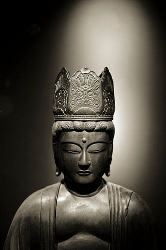 Hoofd van een stenen Buddha beeld in sepia