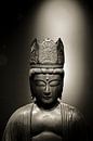 Hoofd van een stenen Buddha beeld in sepia van Rob van Keulen thumbnail
