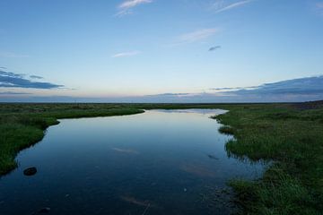 IJsland - Reflecterende wolken en lucht in schemerstemming met ontzagwekkend landschap van adventure-photos