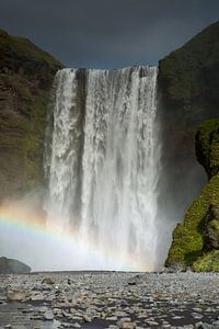 Chute d'eau Skogafoss avec arc-en-ciel en Islande