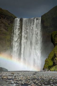 Waterval Skogafoss met regenboog op IJsland van Menno Schaefer