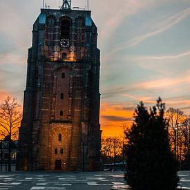 L'Oldehove à Leeuwarden avec le coucher du soleil sur Nando Foto