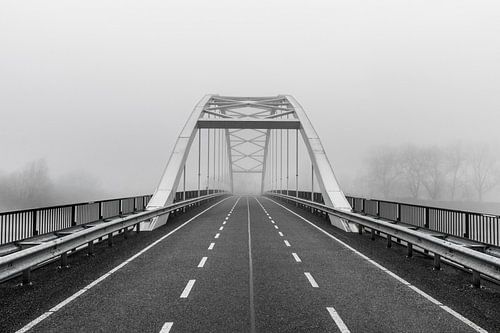 verlaten brug in de mist, zwart wit
