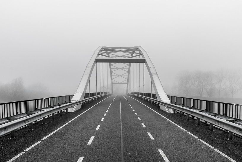 verlassene Brücke im Nebel, schwarz-weiß von Patrick Verhoef