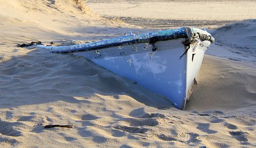 Un bateau abandonné sur le sable