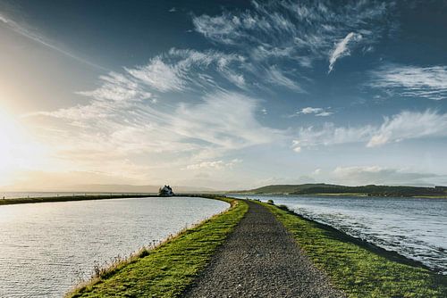 De kust van Inverness in Schotland. s Avonds bij zonsondergang in prachtige idylle en eenzaamheid.