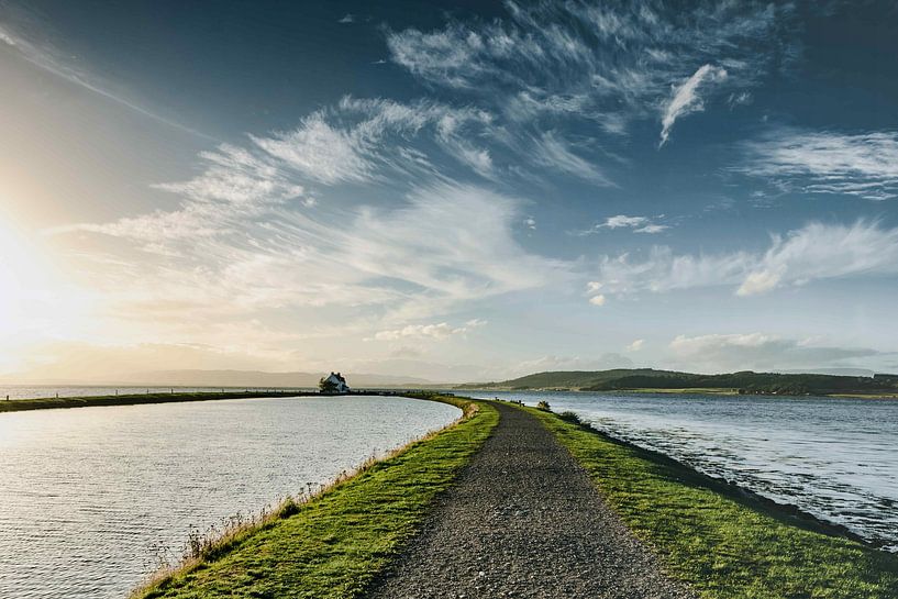 La côte d'Inverness en Écosse. Le soir, au coucher du soleil, dans un cadre idyllique et une solitude magnifiques. par Jakob Baranowski - Photography - Video - Photoshop
