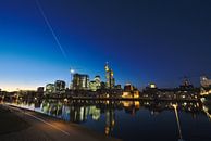 Frankfurt Skyline mit Komet bei Dämmerung Blaue Stunde van Thomas Wagner thumbnail