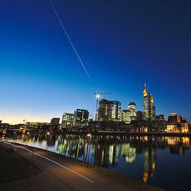 Frankfurt Skyline mit Komet bei Dämmerung Blaue Stunde by Thomas Wagner