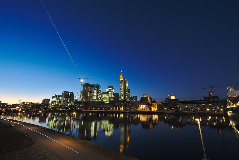 Frankfurt Skyline mit Komet bei Dämmerung Blaue Stunde van Thomas Wagner