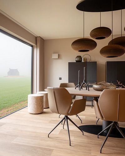 Salle à manger avec vue sur le champ par une journée brumeuse.