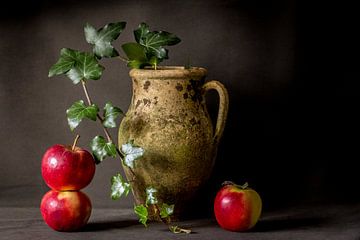 Stilleven van verweerde kruik met appels en klimop sur Piertje Kruithof