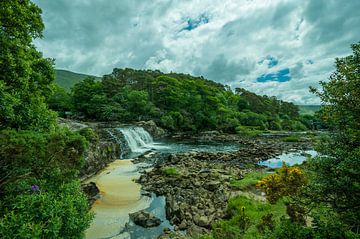 Wilder Aasleagh-Wasserfall in der Grafschaft Mayo Irland von Thijs van Laarhoven