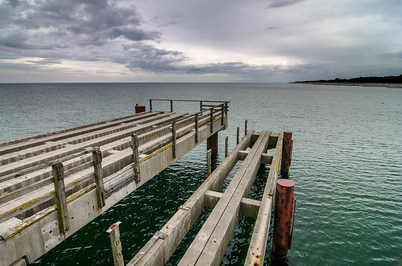 Verlassener Steg am Meer bei bewölktem Himmel von Alexander Baumann