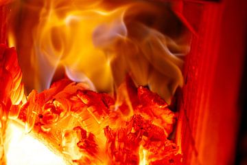 Brennendes Brennholz, das helles Feuer und Flammen erzeugt von de-nue-pic