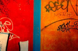 Graffiti rood blauw oranje van Marcel Römer