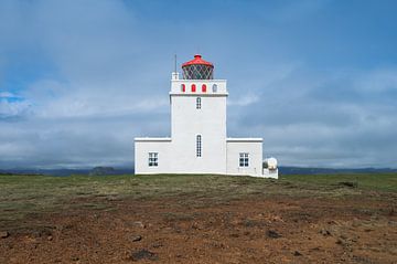 Leuchtturm auf einer Klippe in Island von Tim Vlielander