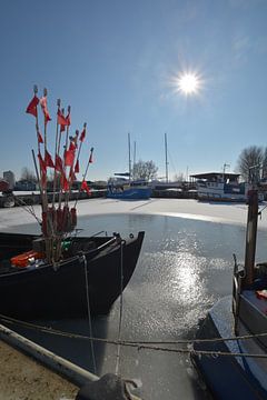 rote Fahnen auf dem Fischerboot, Hafen Thiessow