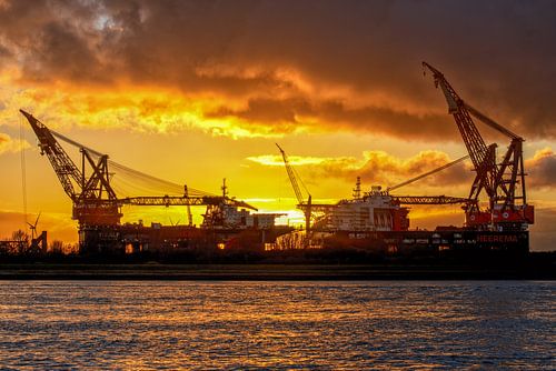 Kraanschepen Thialf en Sleipnir zonsondergang
